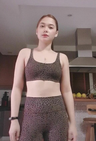 Sexy Maja Salvador con Top Corto Leopardo