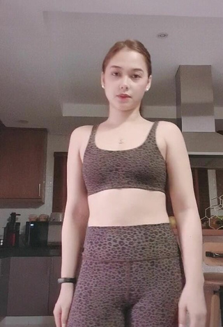 2. Sexy Maja Salvador Con Top Corto Leopardo