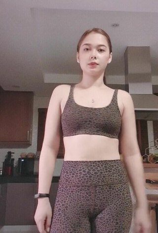 3. Sexy Maja Salvador Con Top Corto Leopardo