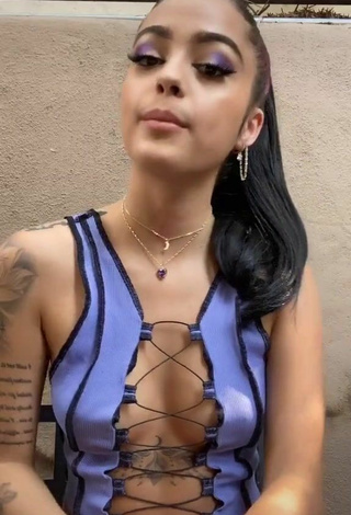 Sexy Malu Trevejo con Top Bombacho Morado sin brasier