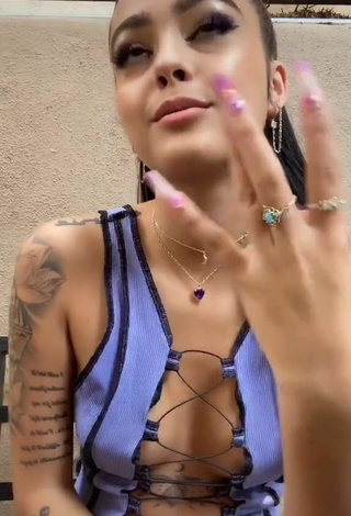 4. Sexy Malu Trevejo Con Top Bombacho Morado Sin Brasier