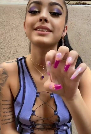 5. Sexy Malu Trevejo Con Top Bombacho Morado Sin Brasier