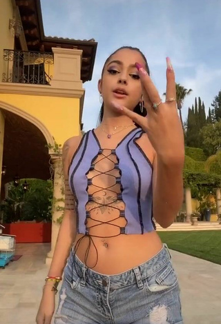 Guapísima Malu Trevejo con Atractivos Top Corto Morado