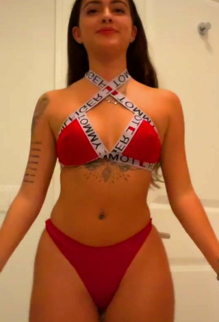 Atractiva Malu Trevejo con Seductores Bikini Rojo