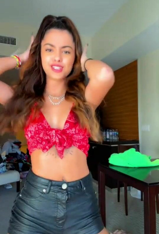 5. Sexy Malu Trevejo Enseña Labios Mayores