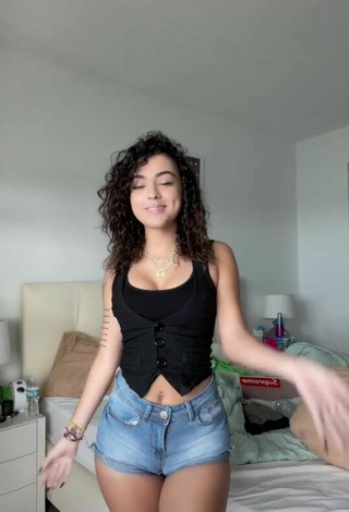 Más caliente Malu Trevejo enseña escote con Top Negro