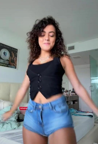 Sexy Malu Trevejo enseña escote con Top Negro