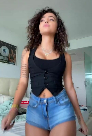 2. Sexy Malu Trevejo Enseña Escote Con Top Negro