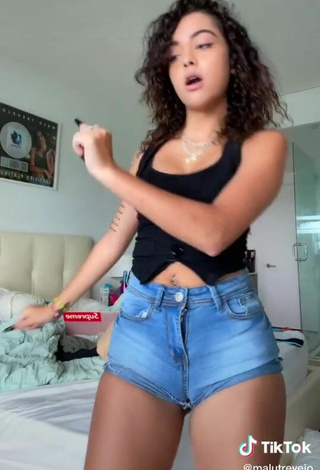 3. Sexy Malu Trevejo Enseña Escote Con Top Negro