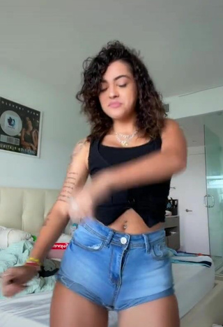 4. Sexy Malu Trevejo Enseña Escote Con Top Negro