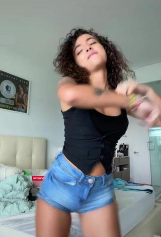 5. Sexy Malu Trevejo Enseña Escote Con Top Negro