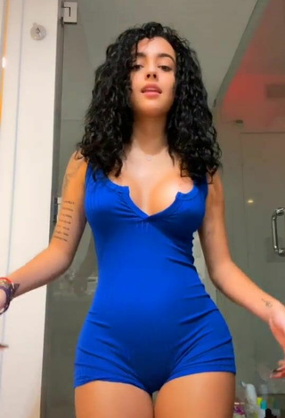 Bonita Malu Trevejo enseña escote con Mono Azul