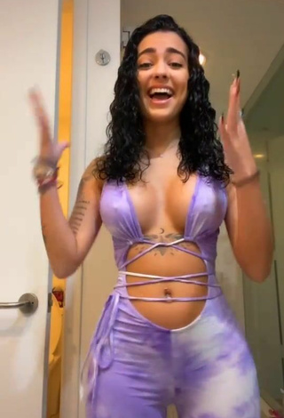 3. Hermosa Malu Trevejo Enseña Escote Con Mono Morado