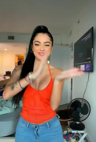 Hermosa Malu Trevejo enseña escote con Top Naranja