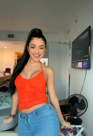 2. Hermosa Malu Trevejo Enseña Escote Con Top Naranja