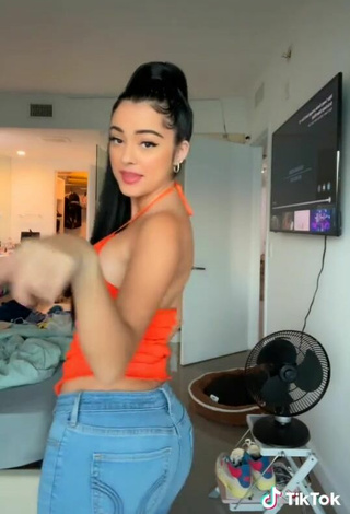 3. Hermosa Malu Trevejo Enseña Escote Con Top Naranja