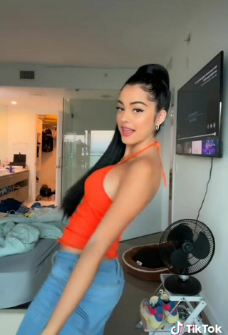 4. Hermosa Malu Trevejo Enseña Escote Con Top Naranja