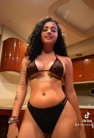 4. Fina Malu Trevejo Enseña Escote Con Bikini