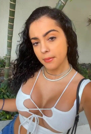 Impresionante Malu Trevejo enseña escote con Top Corto Blanco