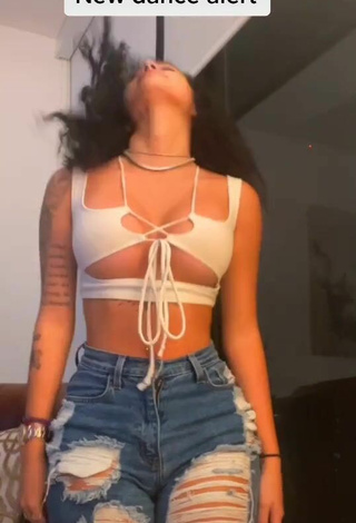 Sexy Malu Trevejo con Top Corto Blanco