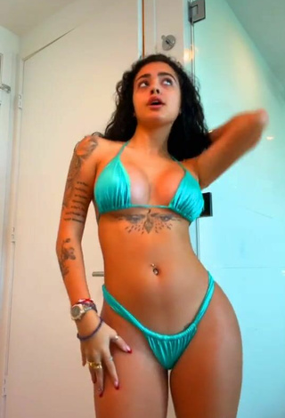 5. Cariño Malu Trevejo Enseña Escote Con Sensuales Bikini Azul