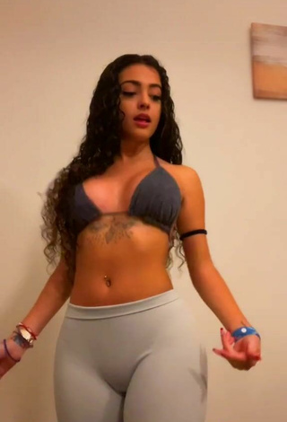 4. Dulce Malu Trevejo Enseña Escote Con Sujetador De Bikini Mientras Hace Danza Del Vientre