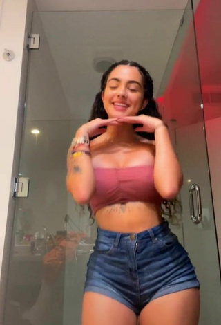 2. Sexy Malu Trevejo Enseña El Culo