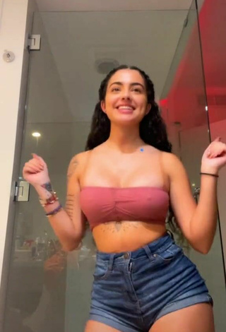 3. Sexy Malu Trevejo Enseña El Culo