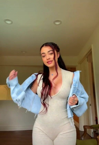 1. Sexy Malu Trevejo Enseña Escote Con Mono Gris Sin Brassière