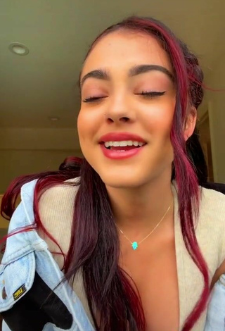 4. Sexy Malu Trevejo Enseña Escote Con Mono Gris Sin Brassière