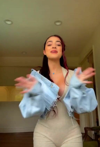 5. Sexy Malu Trevejo Enseña Escote Con Mono Gris Sin Brassière