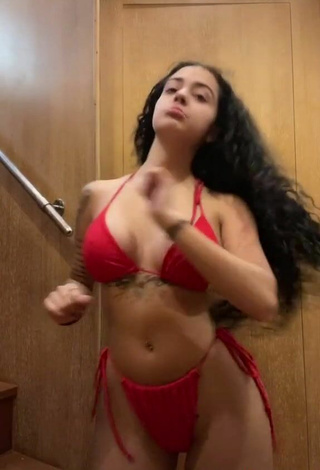 4. Hermosa Malu Trevejo Con Bikini Rojo