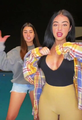 Guapísima Malu Trevejo enseña escote con Atractivos Top en la piscina