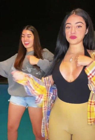 4. Guapísima Malu Trevejo Enseña Escote Con Atractivos Top En La Piscina