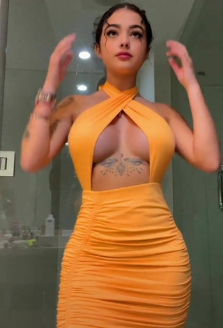 Bonita Malu Trevejo enseña escote con Vestido Naranja