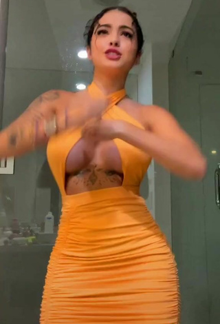 3. Bonita Malu Trevejo Enseña Escote Con Vestido Naranja