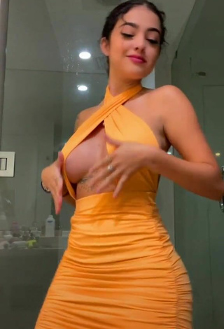 4. Bonita Malu Trevejo Enseña Escote Con Vestido Naranja