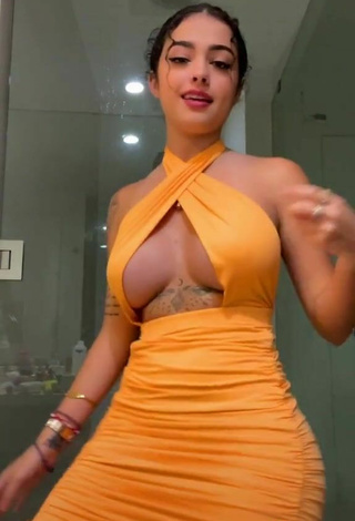 5. Bonita Malu Trevejo Enseña Escote Con Vestido Naranja