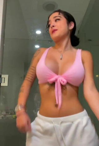 5. Hermosa Malu Trevejo Enseña Escote Con Top Corto Rosa