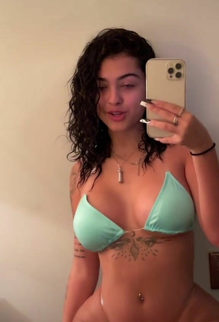 3. Maravillosa Malu Trevejo Enseña Escote Con Bikini Verde Claro