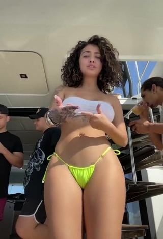 2. Atractiva Malu Trevejo Con Provocativos Sujetador De Bikini