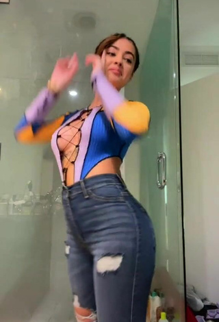 4. Atractiva Malu Trevejo Enseña Escote Con Provocativos Top Corto