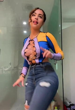 5. Atractiva Malu Trevejo Enseña Escote Con Provocativos Top Corto