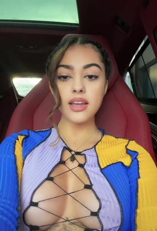 Cariño Malu Trevejo enseña escote con Sensuales Top Corto