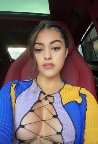 2. Cariño Malu Trevejo Enseña Escote Con Sensuales Top Corto