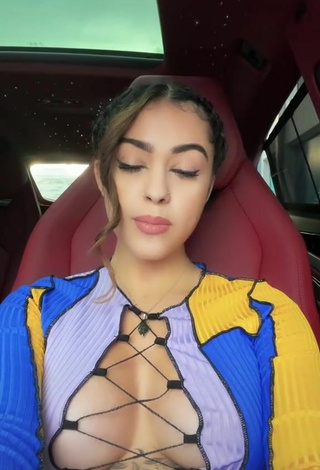 3. Cariño Malu Trevejo Enseña Escote Con Sensuales Top Corto