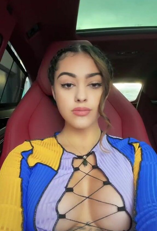 4. Cariño Malu Trevejo Enseña Escote Con Sensuales Top Corto