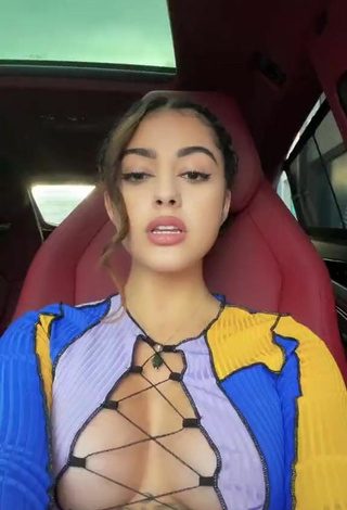 5. Cariño Malu Trevejo Enseña Escote Con Sensuales Top Corto