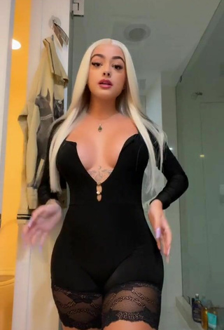 2. Sexy Malu Trevejo Enseña Escote Con Vestido Negro