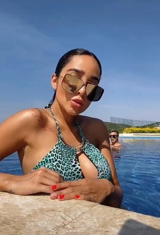 Dulce Manelyk González enseña escote con Bikini Leopardo en la piscina